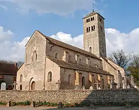À l'instar de Cluny II, le clocher de l'église Saint-Martin de Chapaize (XIe siècle) est situé au-dessus de la croisée, ce qui deviendra la règle quasi absolue pour toutes les églises romanes de la région