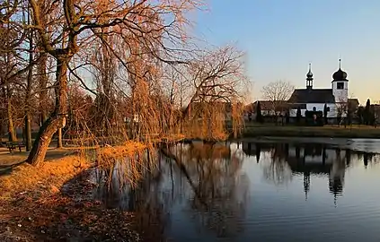 Étang et église de Dlouhá Lhota.