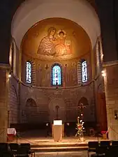 Vue de l'autel et de la mosaïque de la Vierge à l'Enfant.