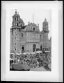 Rassemblement de pèlerins devant la basilique (vers 1900).