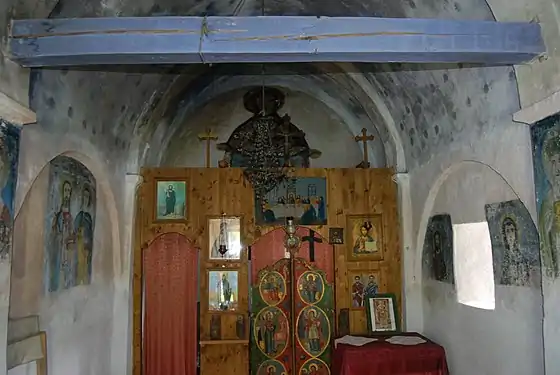 L'iconostase et quelques fresques.