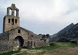 L'église et le monastère San Pere de Rodas en arrière-plan.