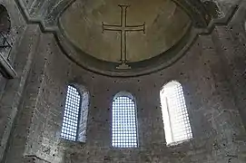 Croix iconoclaste dans l'abside en cul-de-four