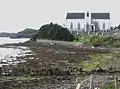 L'église de Tawny au bord d'un bras de la Baie de Mulroy.