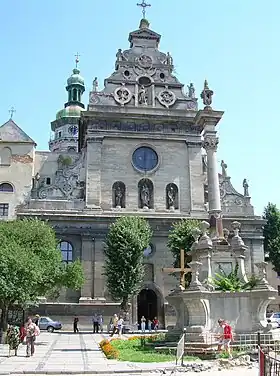 La façade de l'église.