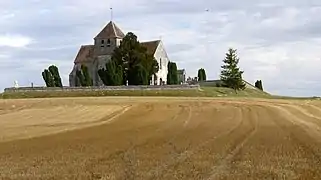 L'église Saint-Martin est isolée sur une butte.