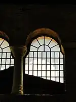 Vue de l'intérieur de l'église des arches et des fenêtres