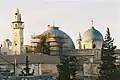 Les deux dômes du Saint-Sépulcre et le minaret de la mosquée d'Omar à gauche.