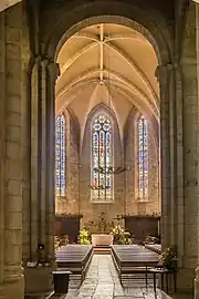 Intérieur de l'église : nef et chœur gothiques.