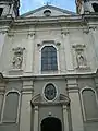 Détail de la façade avec les statues de l'archange Raphaël et de saint Joseph de Calasanz