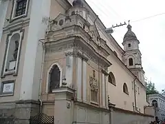 Côté ouest vers la Porte de l'Aurore, façade de la chapelle latérale Pociej.