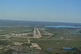 La piste et l'aéroport de Churchill, entourés de lacs.