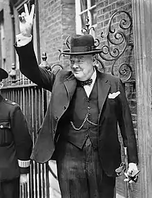 Winston Churchill faisant le  V de la victoire au 10 Downing Street, 1943.