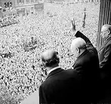 Le 8 mai 1945, jour de la victoire en Europe, Winston Churchill salue la foule à Londres.