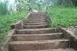 Escaliers menant en haut des chutes de la Métché.