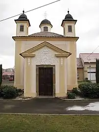 Chapelle à Chvalín : la façade.