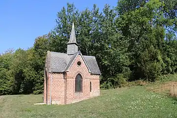 Vue la chapelle qui ressemble à une petite église avec sa nef, son transept et son clocher central octogonal à base carrée.