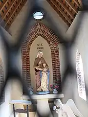 Intérieur de la chapelle vue à travers la grille de protection.