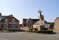 La place du monument et l'imposant calvaire au centre du rond-point.