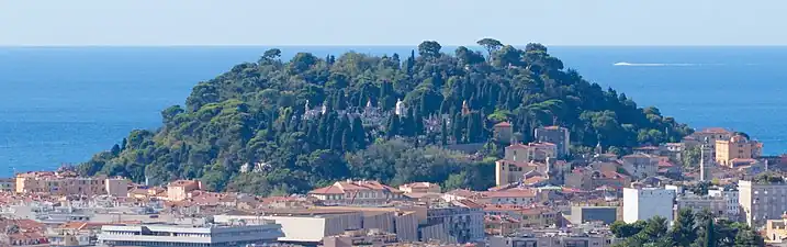 Vue d'ensemble montrant l'emplacement du cimetière sur la colline du Château.