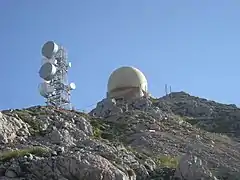 Le radar militaire situé au sommet.