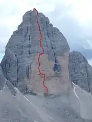 Montagne rocheuse de forme pyramidale au pied de laquelle se trouve un éboulis
