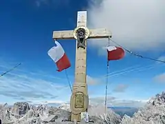 Croix sommitale.