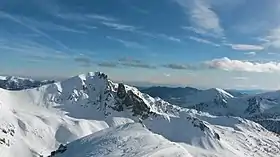 Cime et caïre de Rogué (pointe sombre se détachant à droite de la cime), vus depuis la cime de Frémamorte.