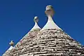 Pinacles sculptés au sommet de cônes de toiture (Alberobello)