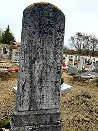 Tombe de Dominique Joseph, né le 5 août 1784, fils de Marie Baptiste de Francine et de Jean-Baptiste Papin. Comte de Saint-Christau et maire de Benquet, où il meurt le 6 octobre 1841