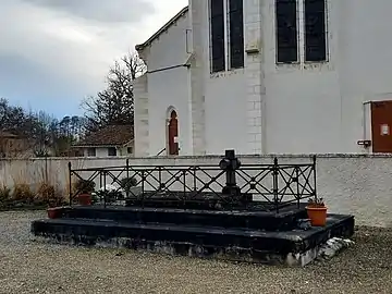 Tombe du marquis et de la marquise de Cornulier, dans le cimetière de Benquet