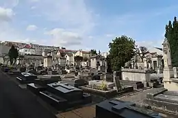 Photographie en couleur d'un cimetière.