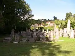 Vue depuis la partie basse en direction des vieilles tombes.