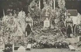 Poilus au carré militaire du cimetière pendant la guerre en 1916.