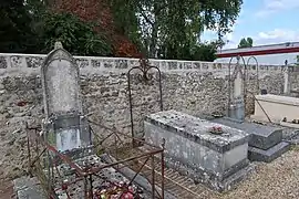 Vieilles tombes dans le cimetière Saint-Martin.