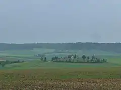 Vue éloignée du cimetière.