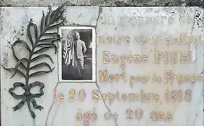 Plaque commémorative dans le cimetière de Trescalan du poilu Eugène Pihel originaire de la commune mort pour la France le 20 septembre 1918 à l'âge de 20 ans