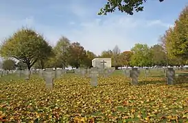 Vue du cimetière et de la chapelle.