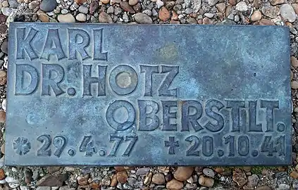 Tombe de Karl Hotz (bloc 2, allée 21, plaque numéro 655)