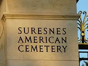 Inscription sur les piliers à l'entrée du cimetière.