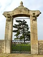L'entrée du cimetière chinois de Nolette.
