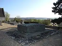 Le tombeau d'Aristide Briand et la vallée d'Eure.