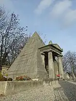 Monument pyramidal Ricard.