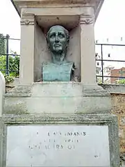 Tombe du général Travot au cimetière de Montmartre, ornée d'un buste en bronze. La plaque apposée sur ce monument funéraire à ses inscriptions fortement effacées par le temps.