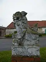 Une des deux statues de lion.