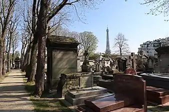Le cimetière avec la tour Eiffel en arrière-plan.