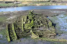 Le fond de l'arrière-port du Guilvinec-Léchiagat : épave de bateau de pêche 2.