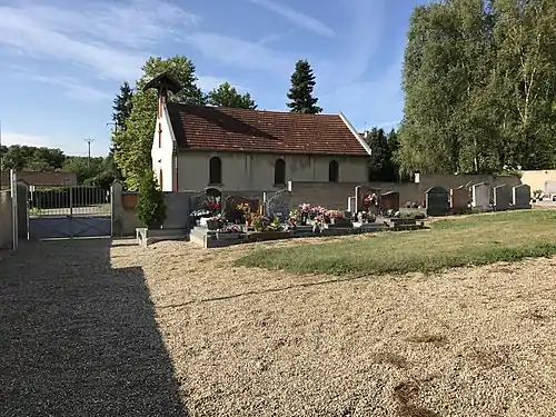 La chapelle du village photographié depuis le cimetière.