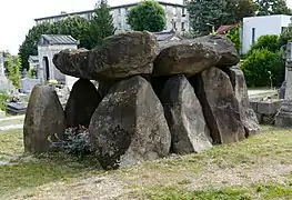 Côté droit du dolmen.