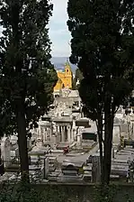 Vue d'ensemble, en arrière-plan la chapelle de la Sainte-Trinité.